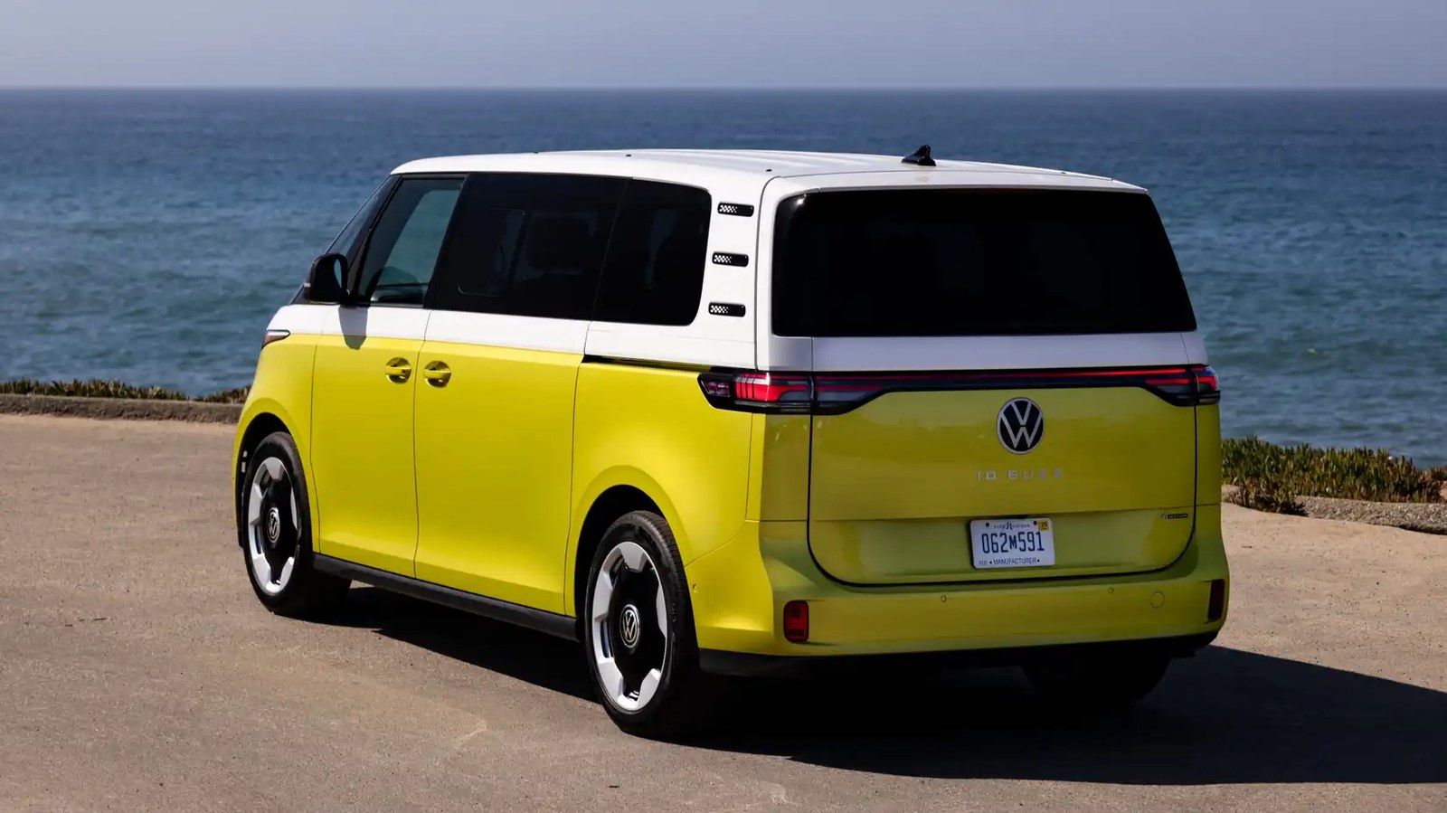 2025 Volkswagen ID. Buzz Candy White/Pomelo Yellow Rear Angle