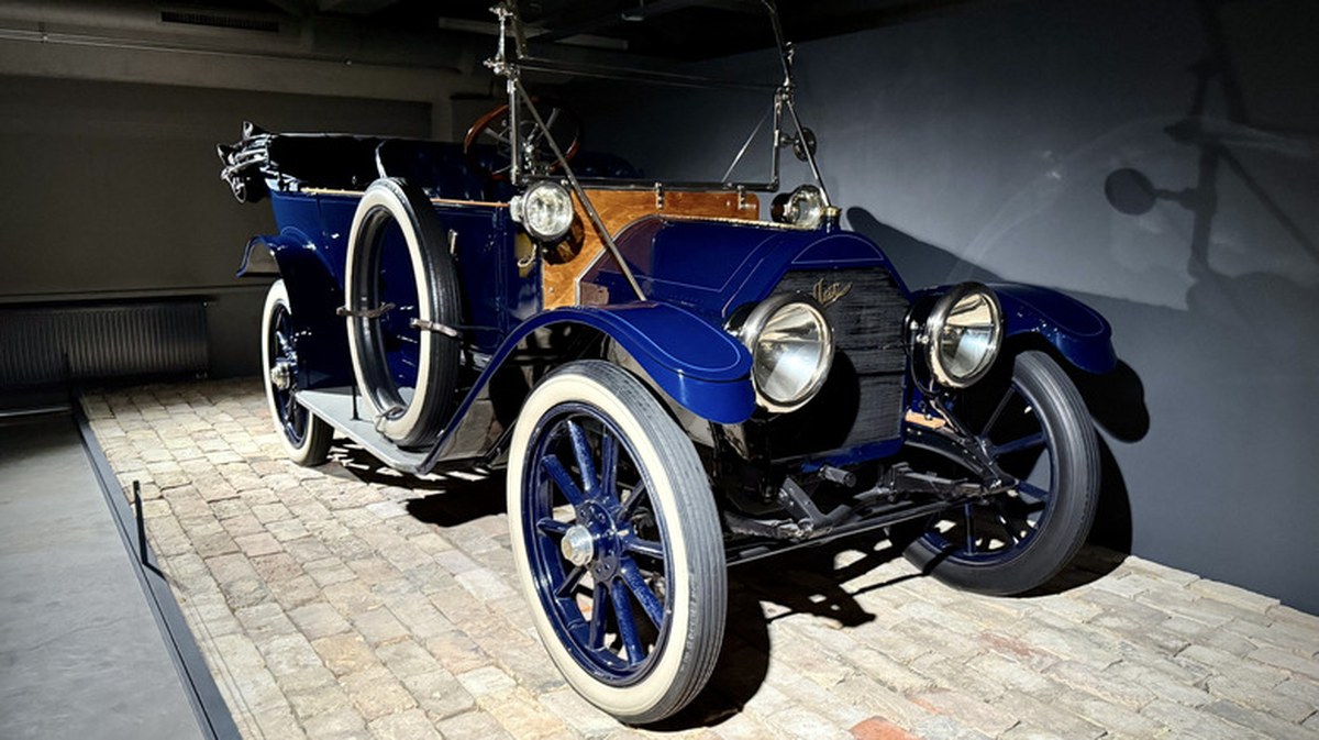 Why Cars Made The Switch To 12-Volt From 6-Volt Batteries
