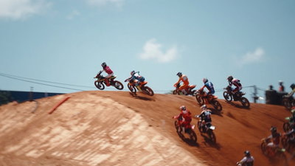 Triumph, Off-Road Yarış Programının Ardındaki Hikayeyi Anlatan Yeni Belgesel Serisini Yayınladı