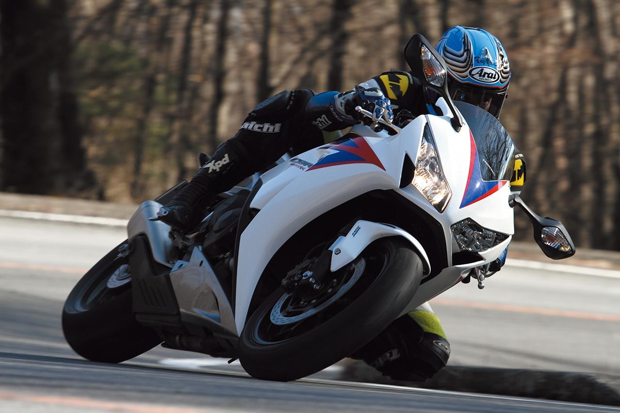 画像: HONDA CBR1000RR/<ABS> 2011年 当時価格： レッド/＜ABS＞ 139万6500円/156万4500円 ホワイト/＜ABS＞ 142万8000円/159万6000円