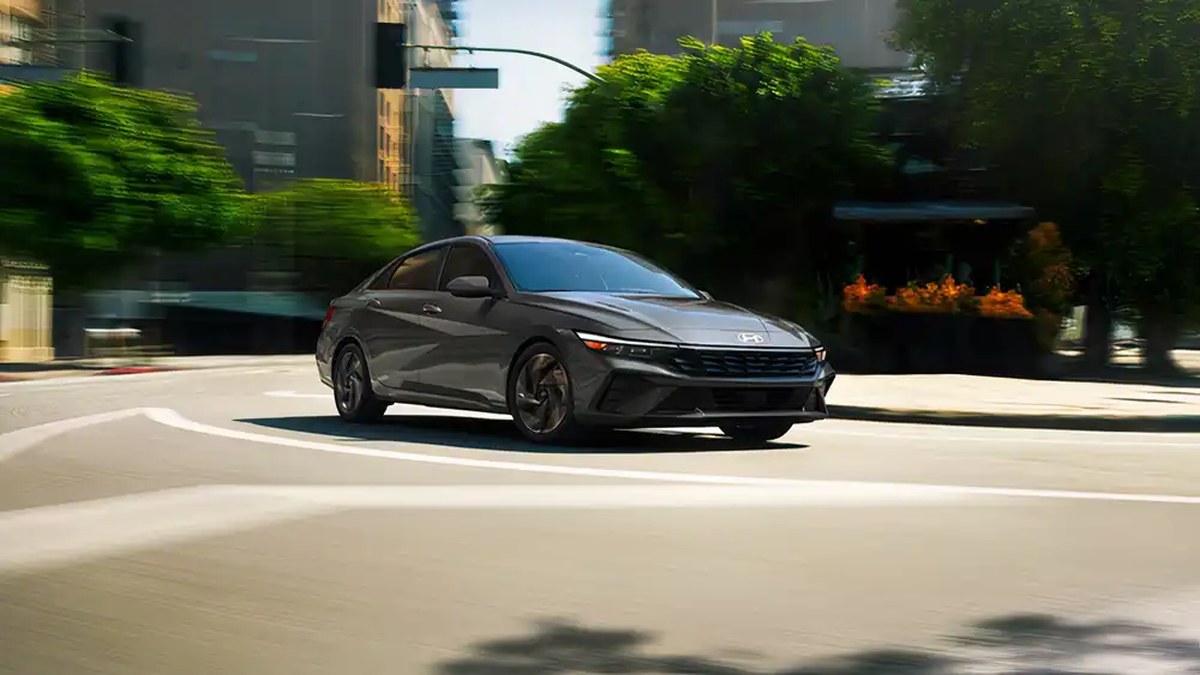 2026 Hyundai Elantra Hybrid Front 3/4 View
