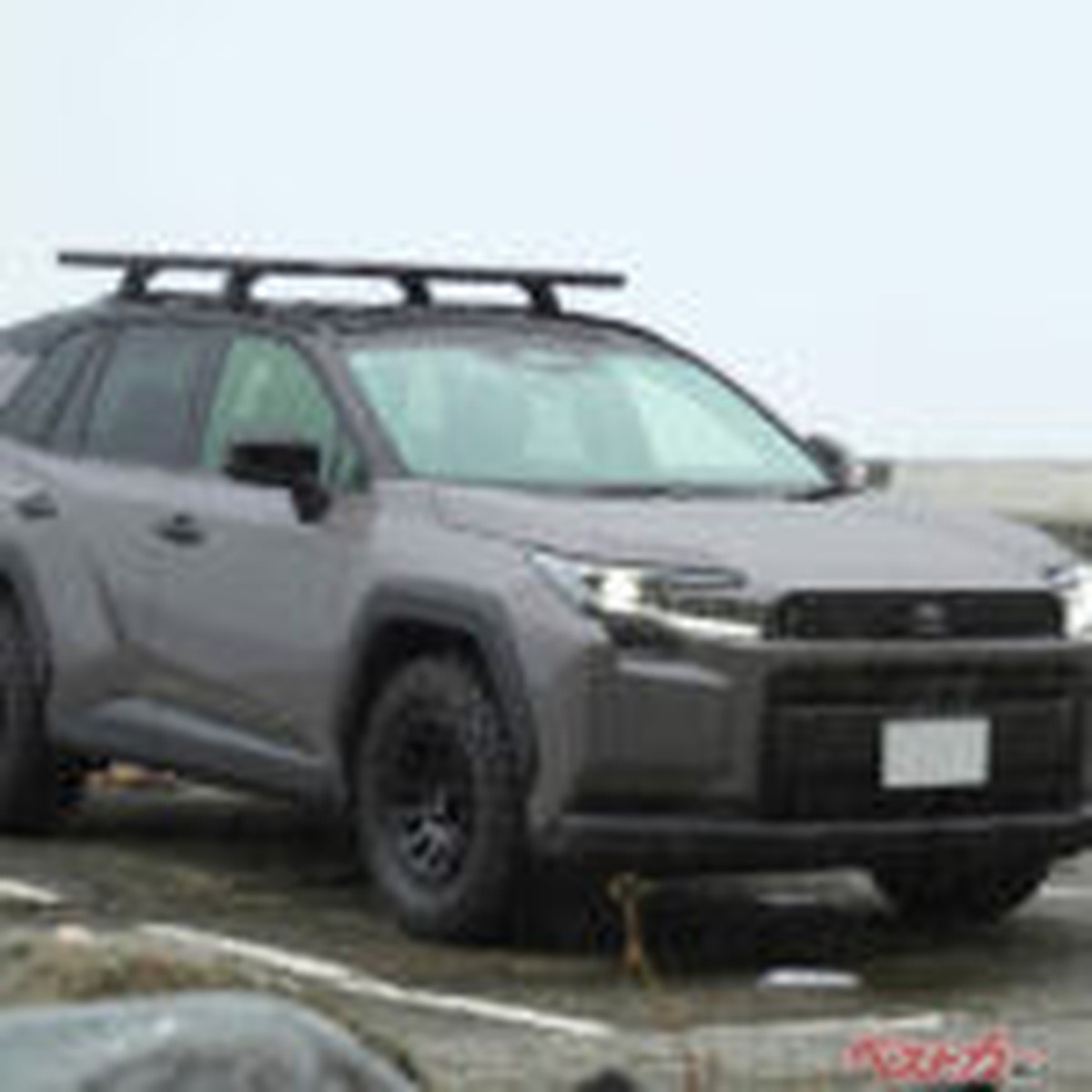 新型RAV4をアウトドア仕様に! ライノラックの本格ルーフラックがキマリすぎ!