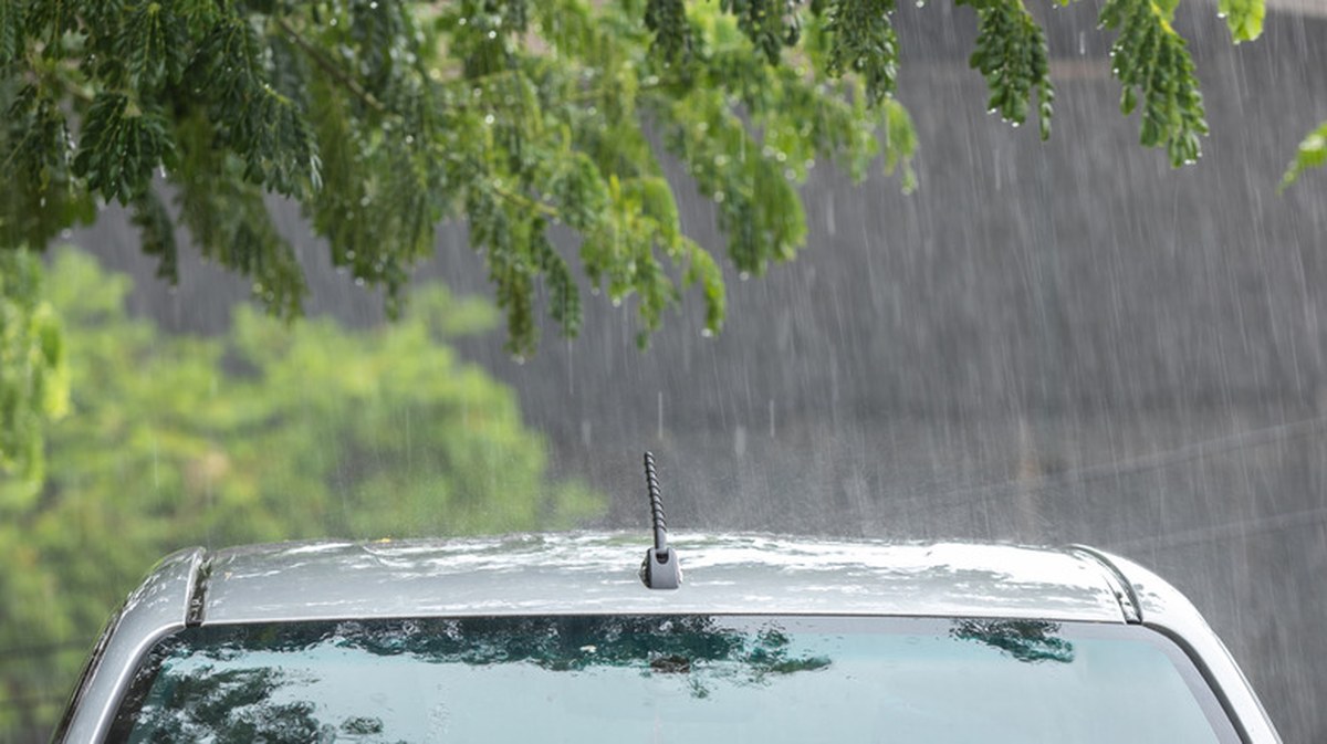 Raindrops Can Cause 9,000-Volt Zaps That Eat Through Your Car's Paint
