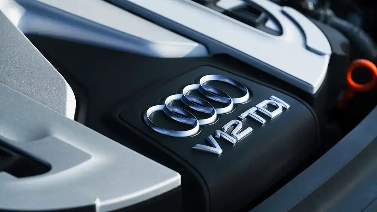 2008-2012 Audi Q7 V12 TDI 5.9L Twin-turbo V12 TDI Engine close