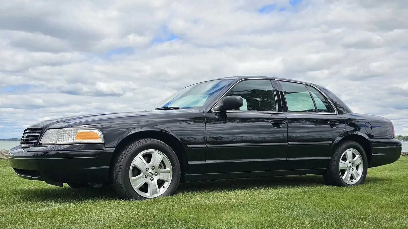2006 Ford Crown Victoria LX Sport (1)