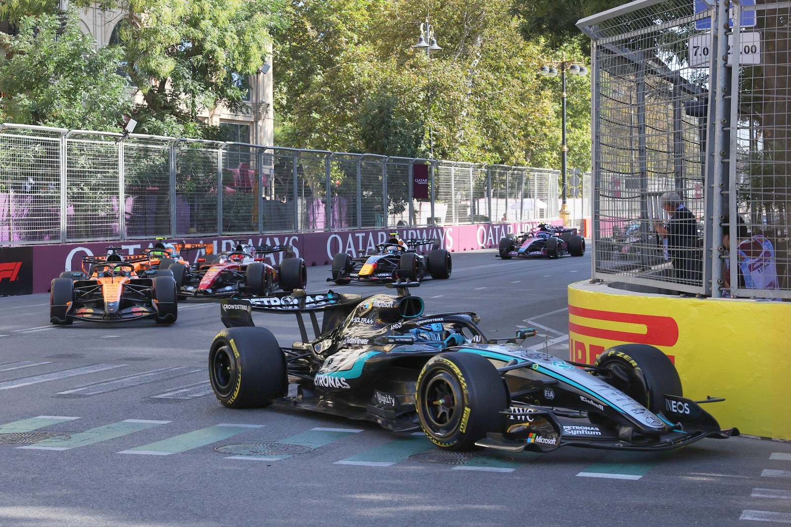 Azerbaycan Grand Prix'de Russell, İki Güvenlik Arabası Müdahalesine ve Verstappen'in Saldırısına Rağ