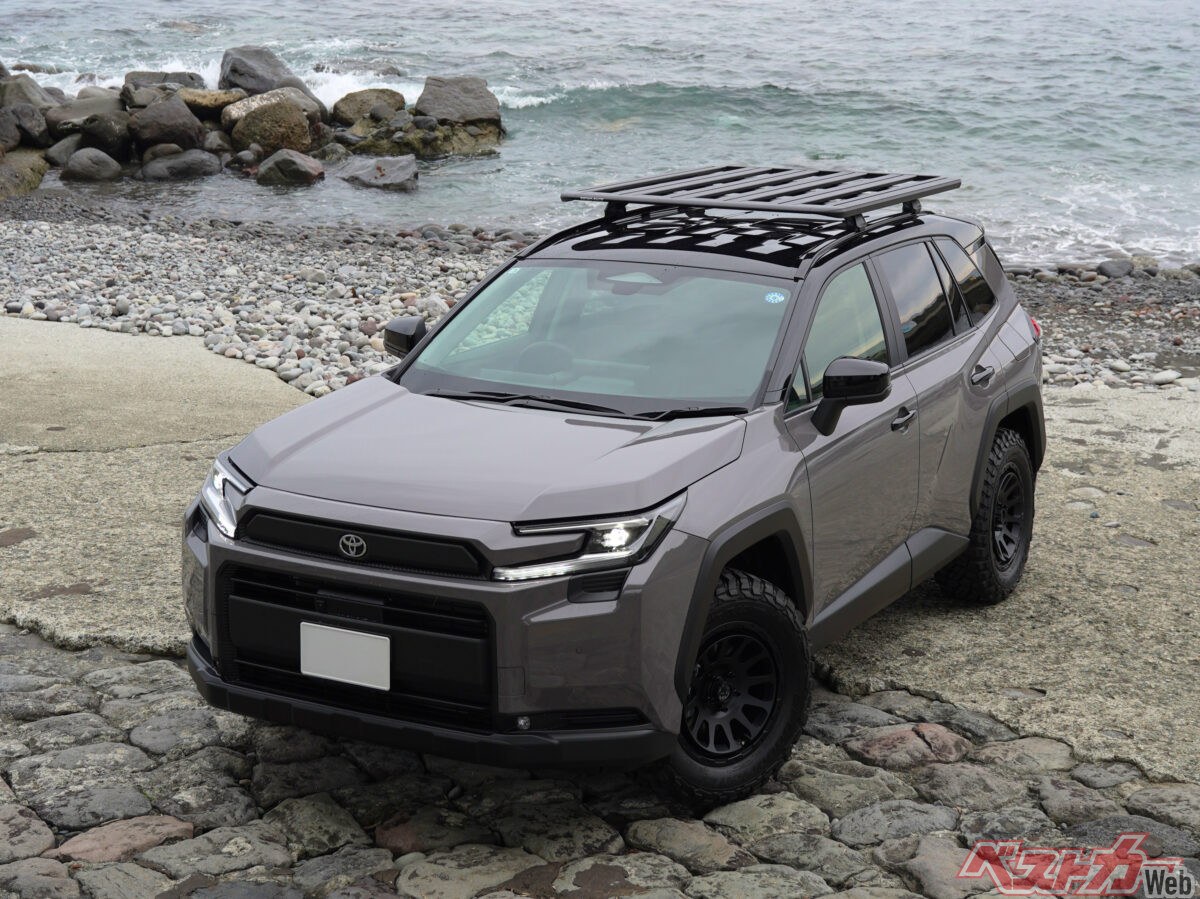 新型RAV4をアウトドア仕様に! ライノラックの本格ルーフラックがキマリすぎ!