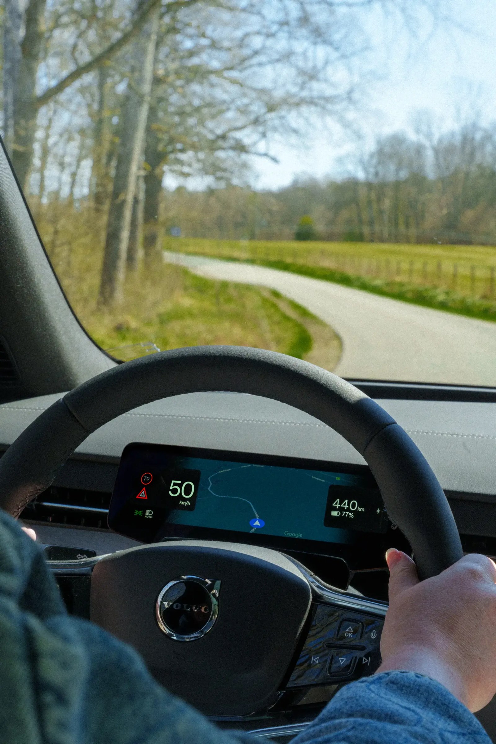 Volvo adds connected hazard alerts to EX60, EX90 and ES90