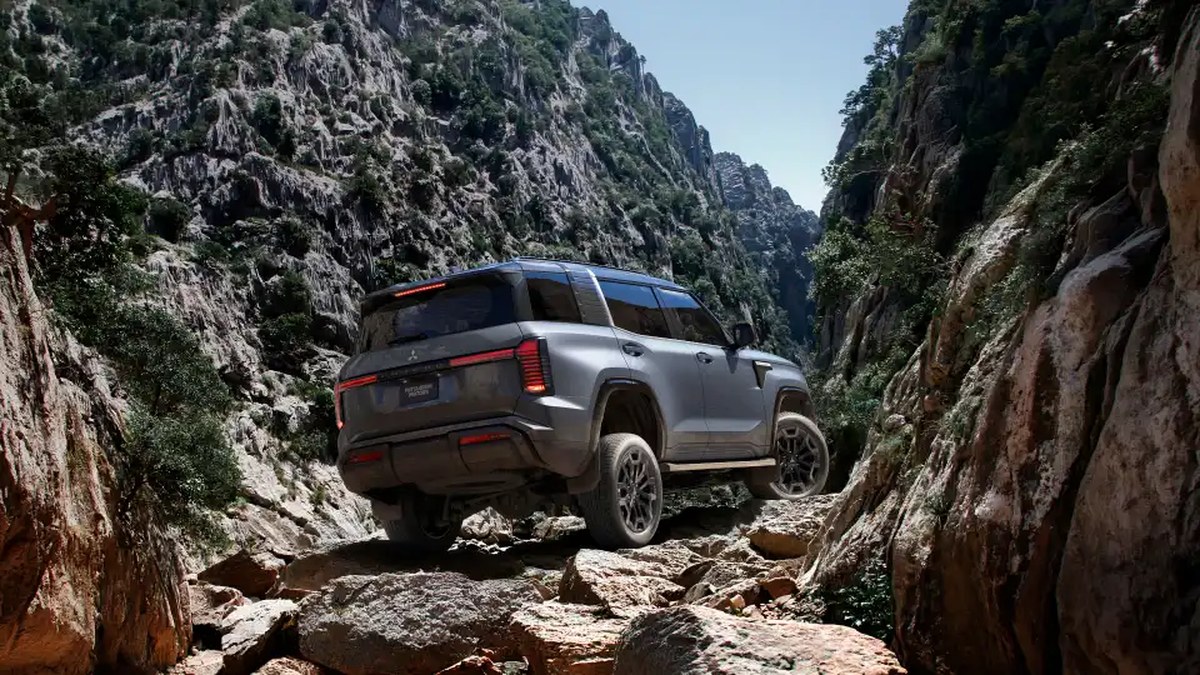 2027 Mitsubishi Pajero