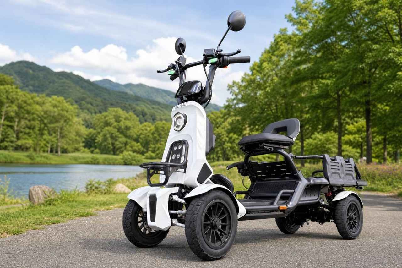画像: 四輪の特定小型原付「ブレイズ イーカーゴ」。座席の後ろに平らな荷台を備える