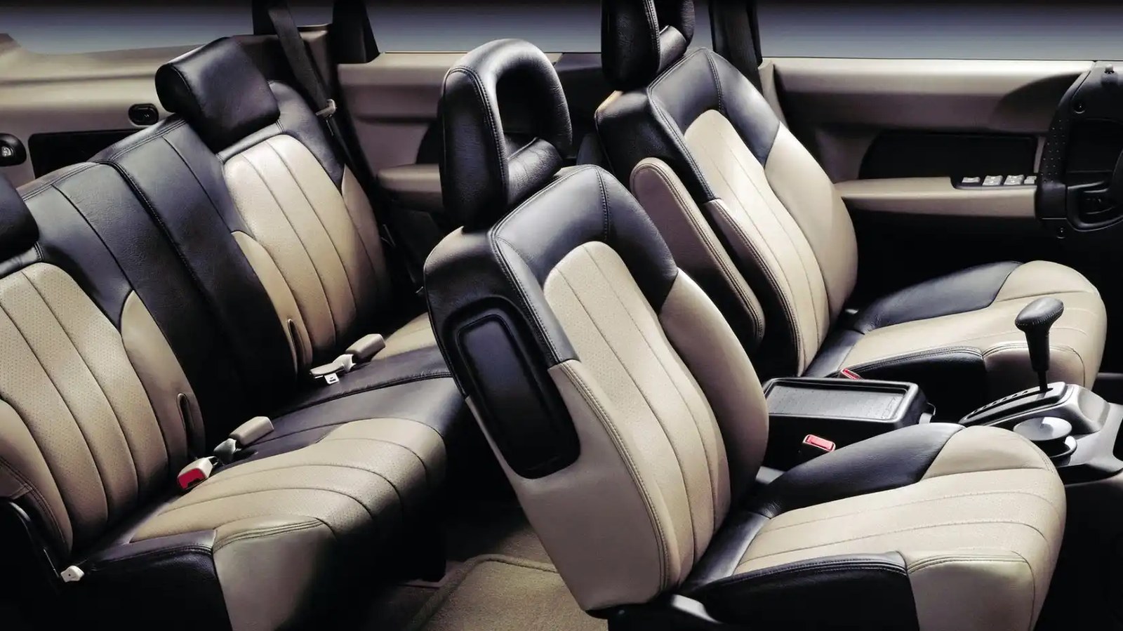 2002 - 2005 Pontiac Aztek - front and back seats