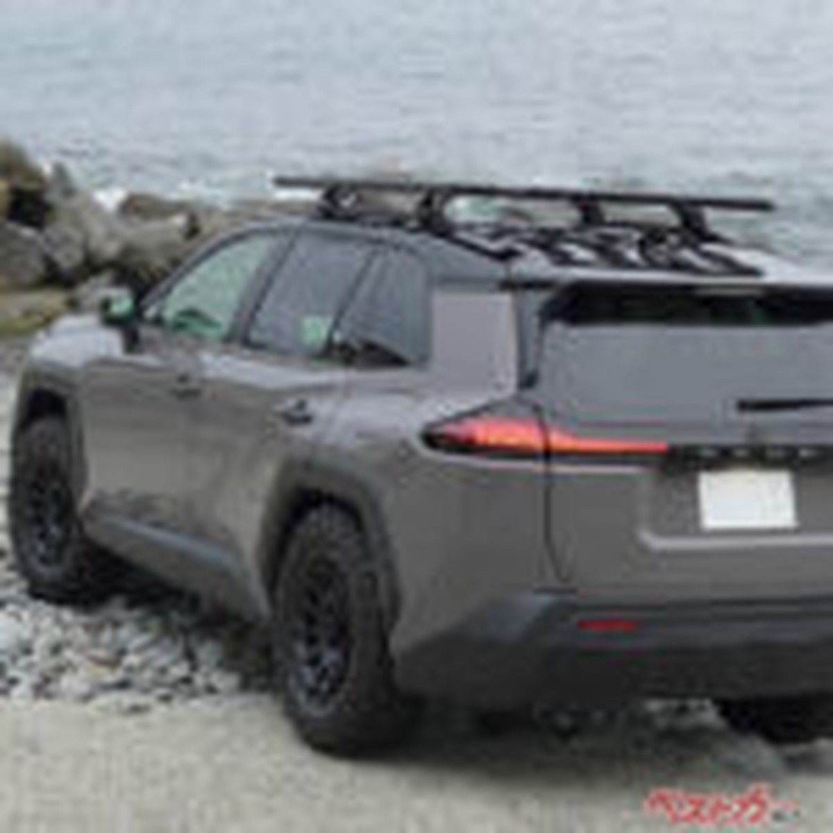 新型RAV4をアウトドア仕様に! ライノラックの本格ルーフラックがキマリすぎ!