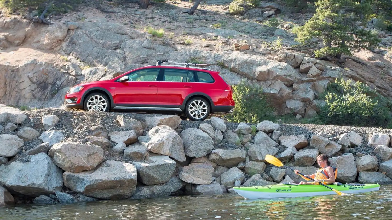 2017-2019 Volkswagen Golf Alltrack side with kayaker