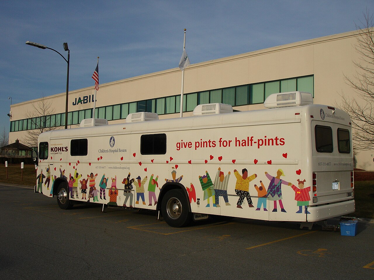 Bir kan toplama otobüsü (bloodmobile) Boston Çocuk Hastanesi