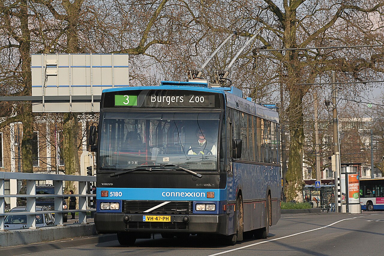 A rollsign-equipped trolleybus in Arnhem, Netherlands