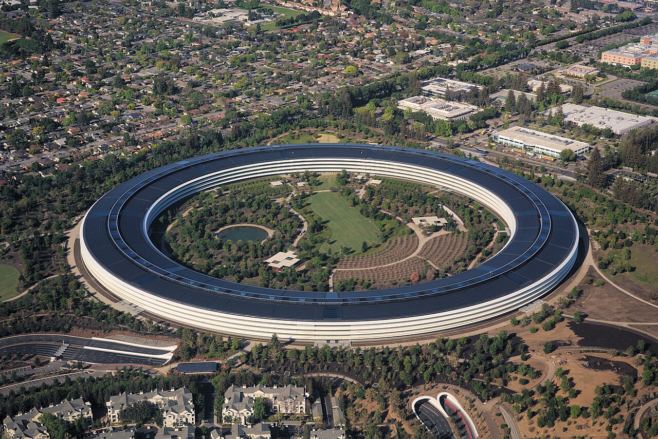 The headquarters of Apple Inc., in California. The roof is covered with solar panels.