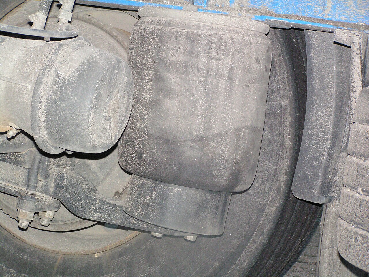 Pneumatic spring on a semitrailer