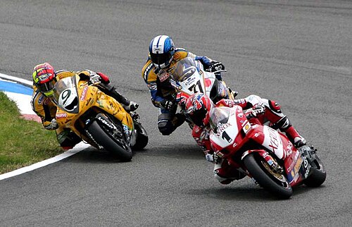 James Toseland (1) bir Ducati üzerinde lider Chris Walker (9) bir Kawasaki üzerinde ve Yukio Kagayama (71) bir Suzuki üzerinde 2005 Superbike Dünya Şampiyonası yarış sırasında