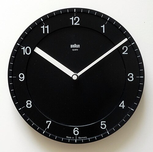 1980'lerin başında Dieter Rams ve Dietrich Lubs [de] tarafından tasarlanan Braun ABW30 duvar saati