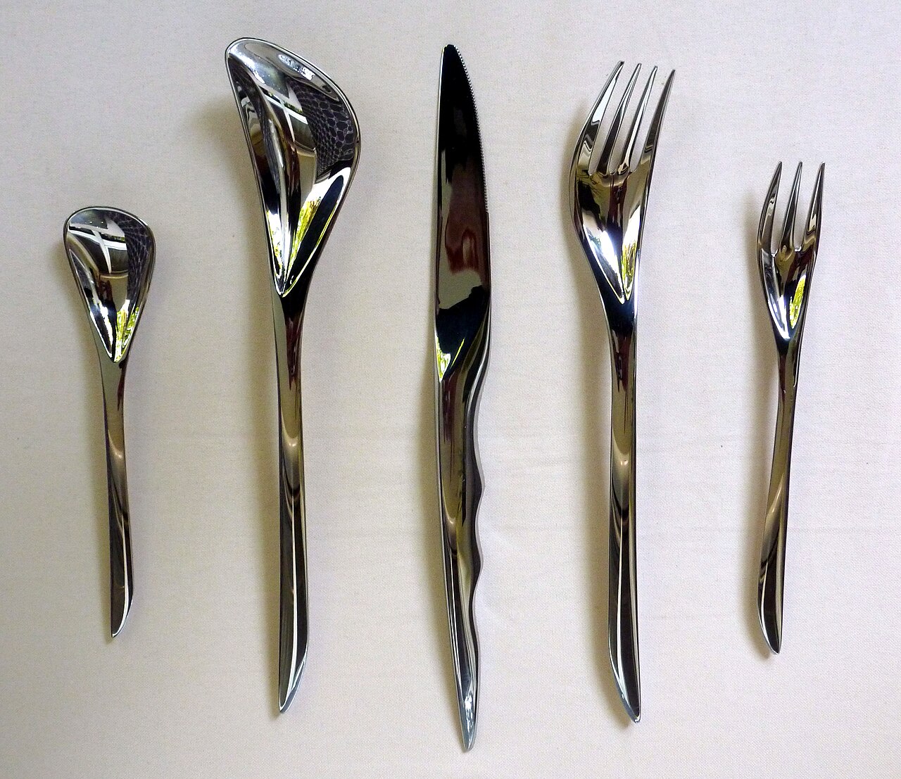 Mimar ve tasarımcı Zaha Hadid'in 2007'de tasarladığı çatal-bıçak takımı. Çatal ve kaşıkların hafif eğik uç kısımları ve bıçak sapı, hem estetik form, hem de pratik işlev için tasarım örnekleridir.