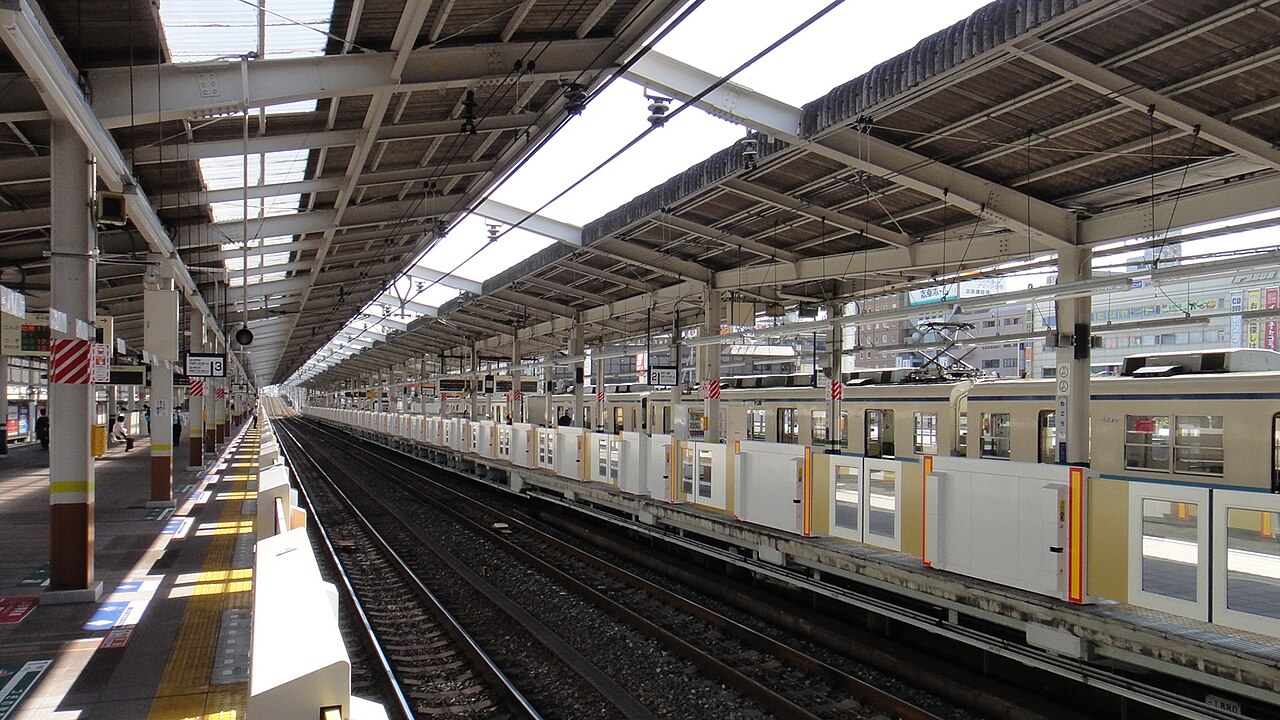 Interface stations like Wakōshi Station are designed to facilitate through-service between Tokyo Metro and other railways, in this case between the Tōbu Tōjō Line and the Tokyo Metro Yūrakuchō and Fukutoshin Lines. In addition to passengers passing through faregates to or from Tokyo Metro trains, ridership reported for these stations also includes passengers entering or exiting the Tokyo Metro system inside through-servicing trains, as well as passengers making cross-platform transfers between Tokyo Metro trains and other railways' trains.