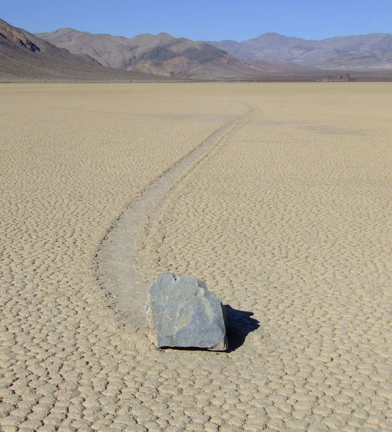 Racetrack: OpenStreetMap Overpass API (Pistler) - Teknik Mimarisi ve Mühendislik Analizi - Racetrack Playa in Death Valley National Park