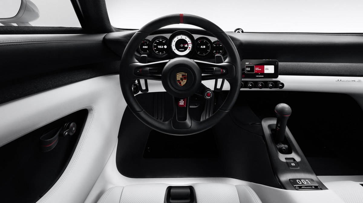 Porsche's Mission S has a driver-focused interior