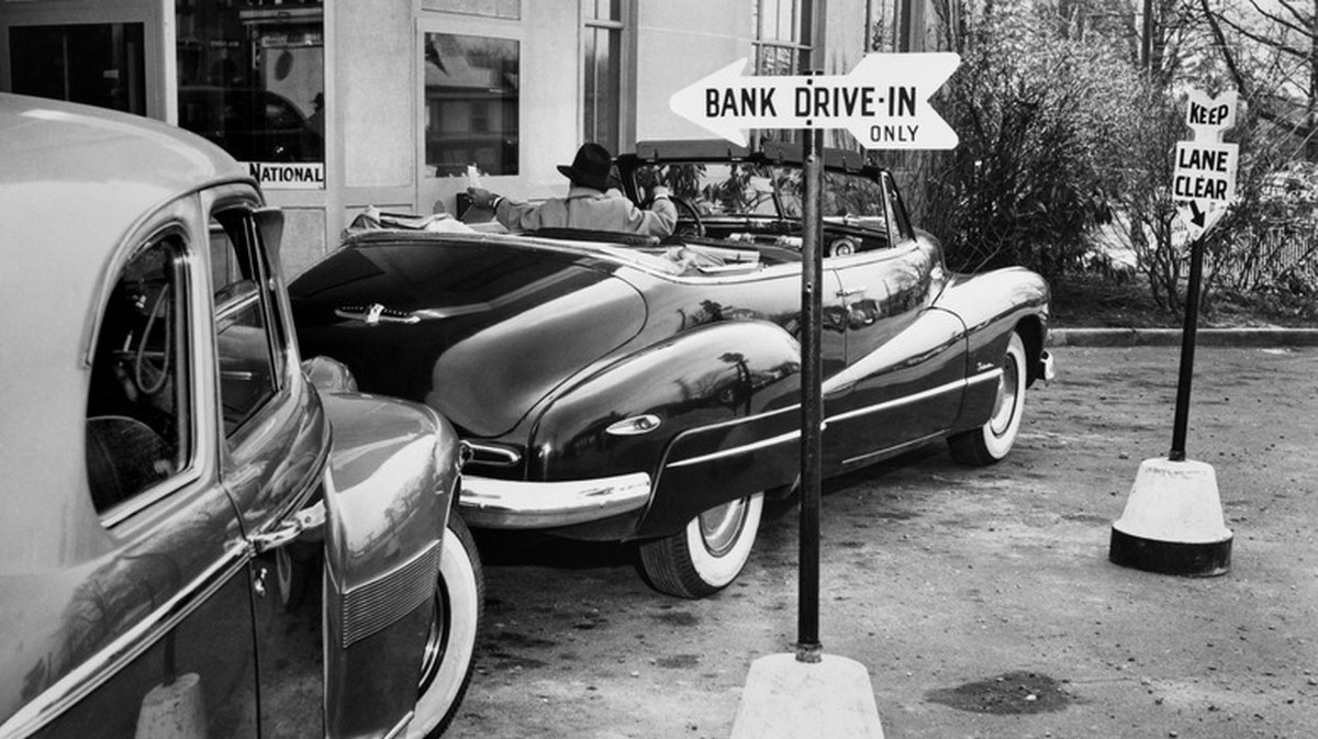 How California's In-N-Out Burger Paved The Way For Modern Drive-Thrus