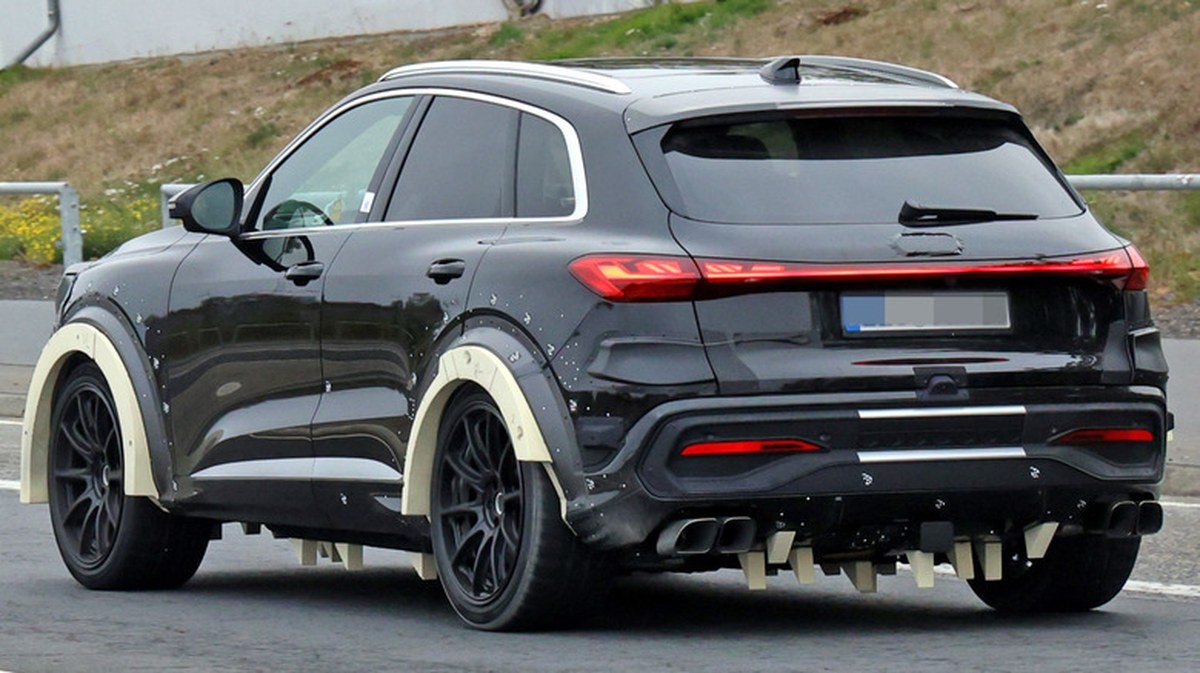 Rear three-quarter moving image of a Porsche Macan prototype