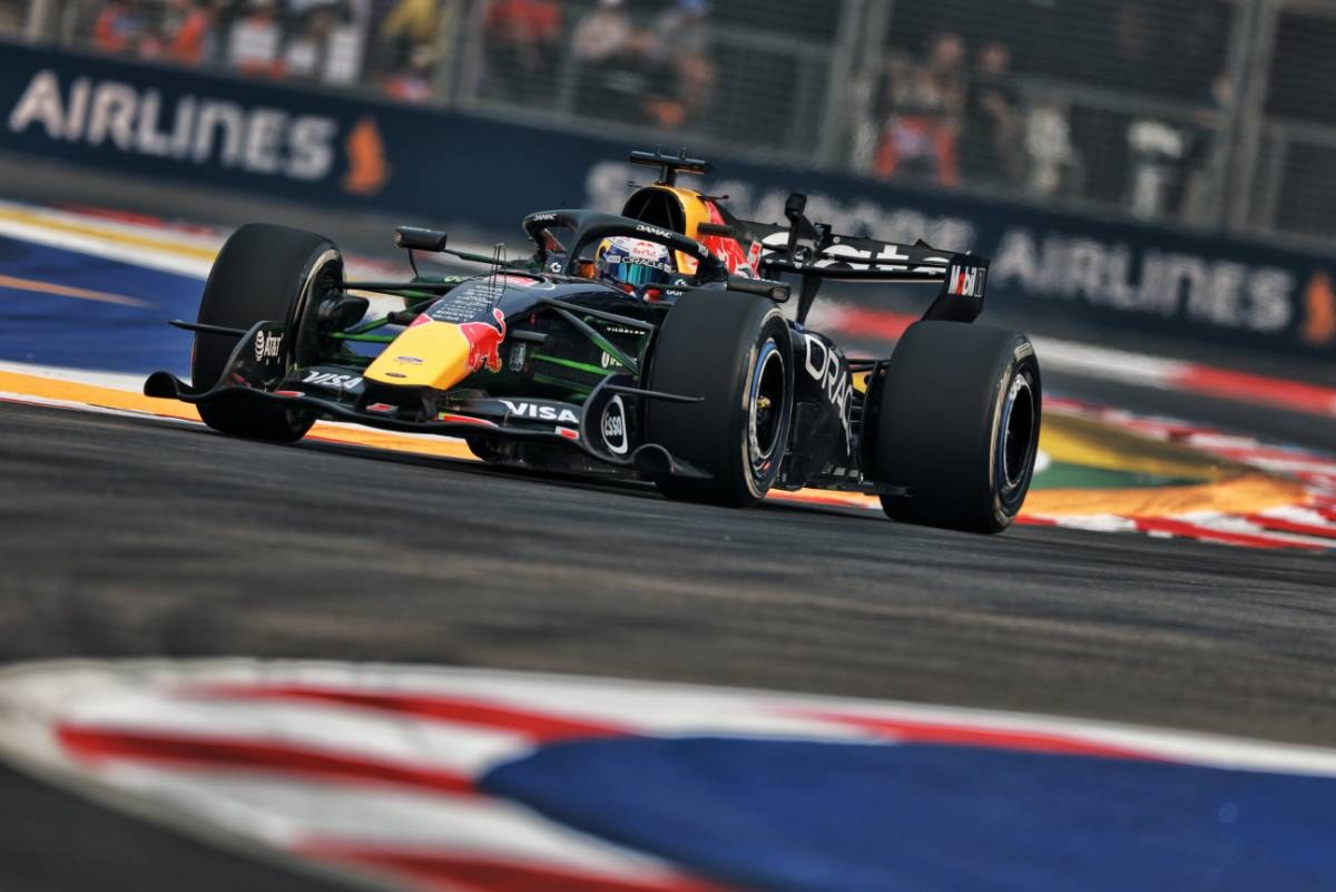 Singapore GP Pratiği: Russell zirvede, Verstappen orta lastikte uyarı verdi