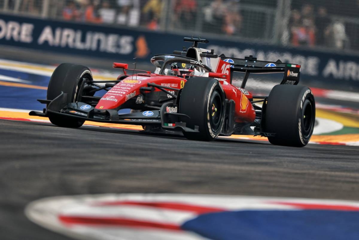 Singapore GP Pratiği: Russell zirvede, Verstappen orta lastikte uyarı verdi
