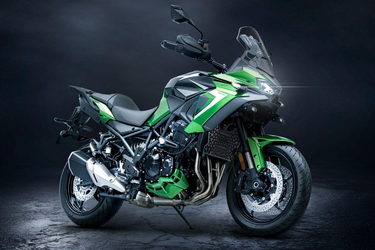 画像: KAWASAKI VERSYS 900／SE 欧州2027年モデル ※写真はSE スペック未発表 参考価格：スタンダード＝1万899ポンド／SE＝1万1799ポンド（英国の場合）