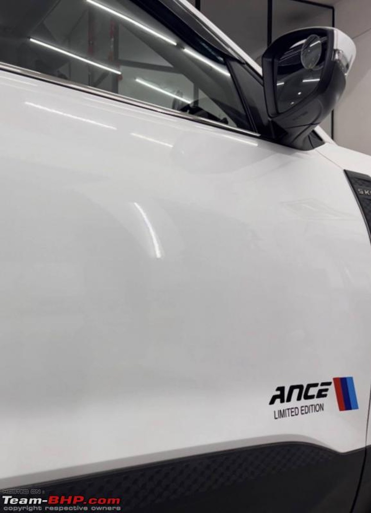 Boya Boyamadan Çoklu Çizikler Tamir Edildi: Skoda Kylaq'ta Yapılan "Yapıştırıcı Çekme" Teknolojisiyl