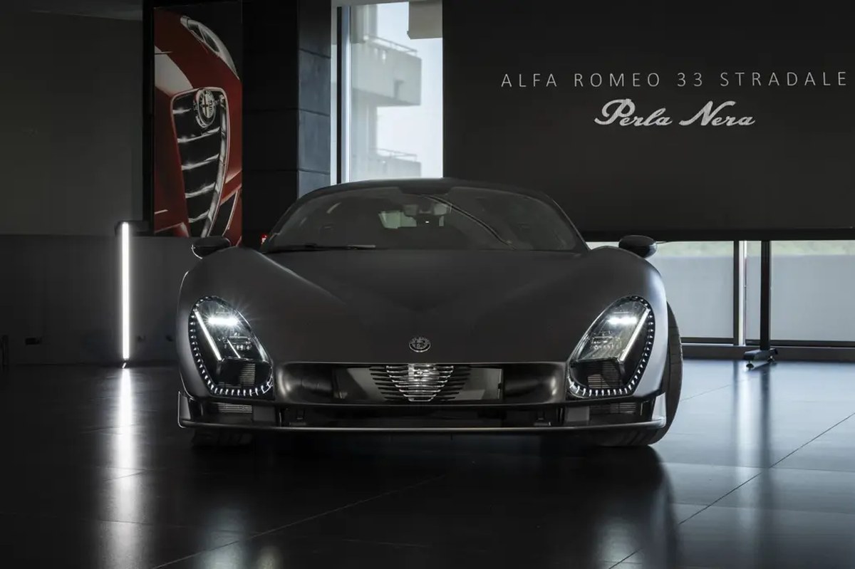 Alfa Romeo'dan tek örnek 33 Stradale Perla Nera: Mat ifşa edilen karbon gövdeyle sahne aldı