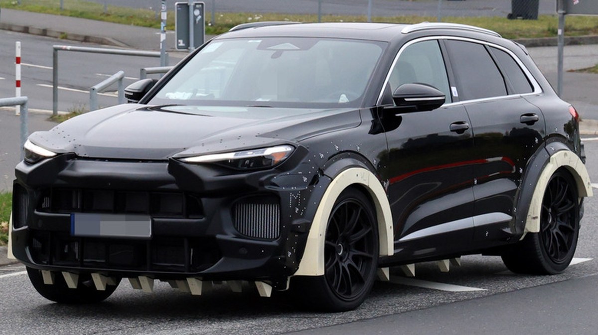 Front three-quarter moving image of a Porsche Macan prototype