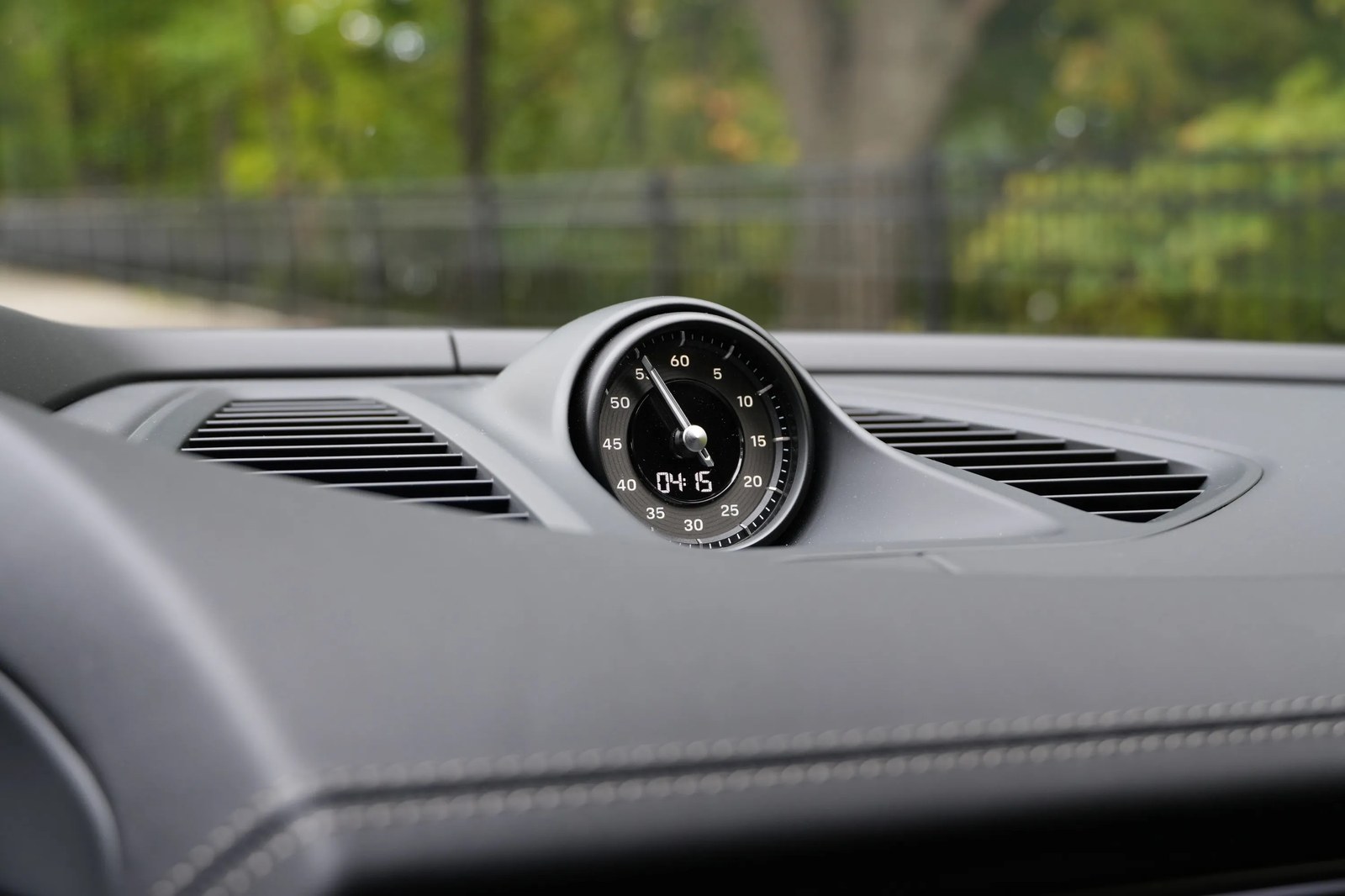 THE CLASSIC PORSCHE SPORT CHRONO IS AN ANALOG TOUCH TO AN OTHERWISE DIGITAL DASHBOARD.
IMAGE CREDITS:TIM DE CHANT