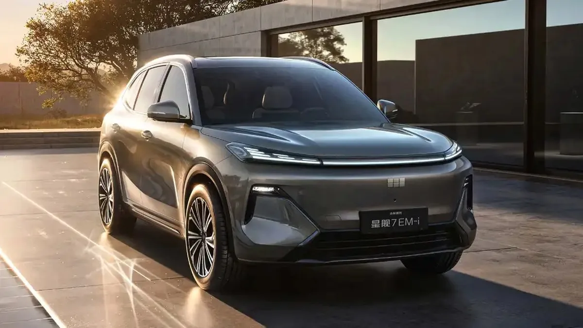 2025 Geely Galaxy Starship 7 EM-i Exterior Front Quarter 02