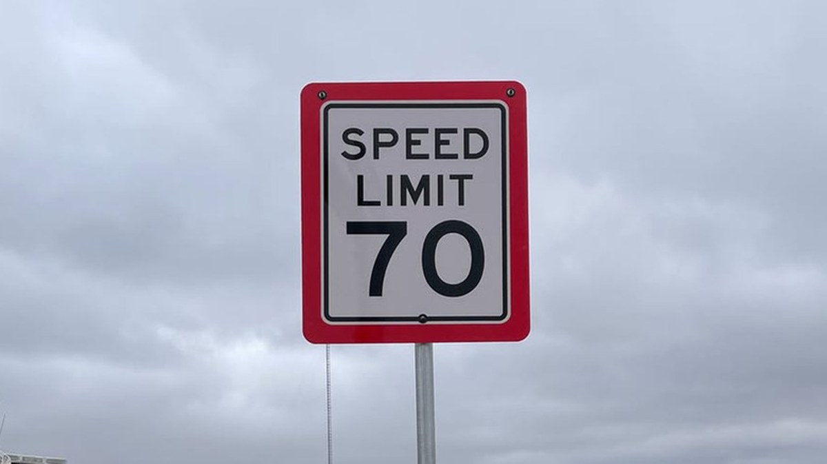 A 70 mph speed limit sign with a red border from Texas