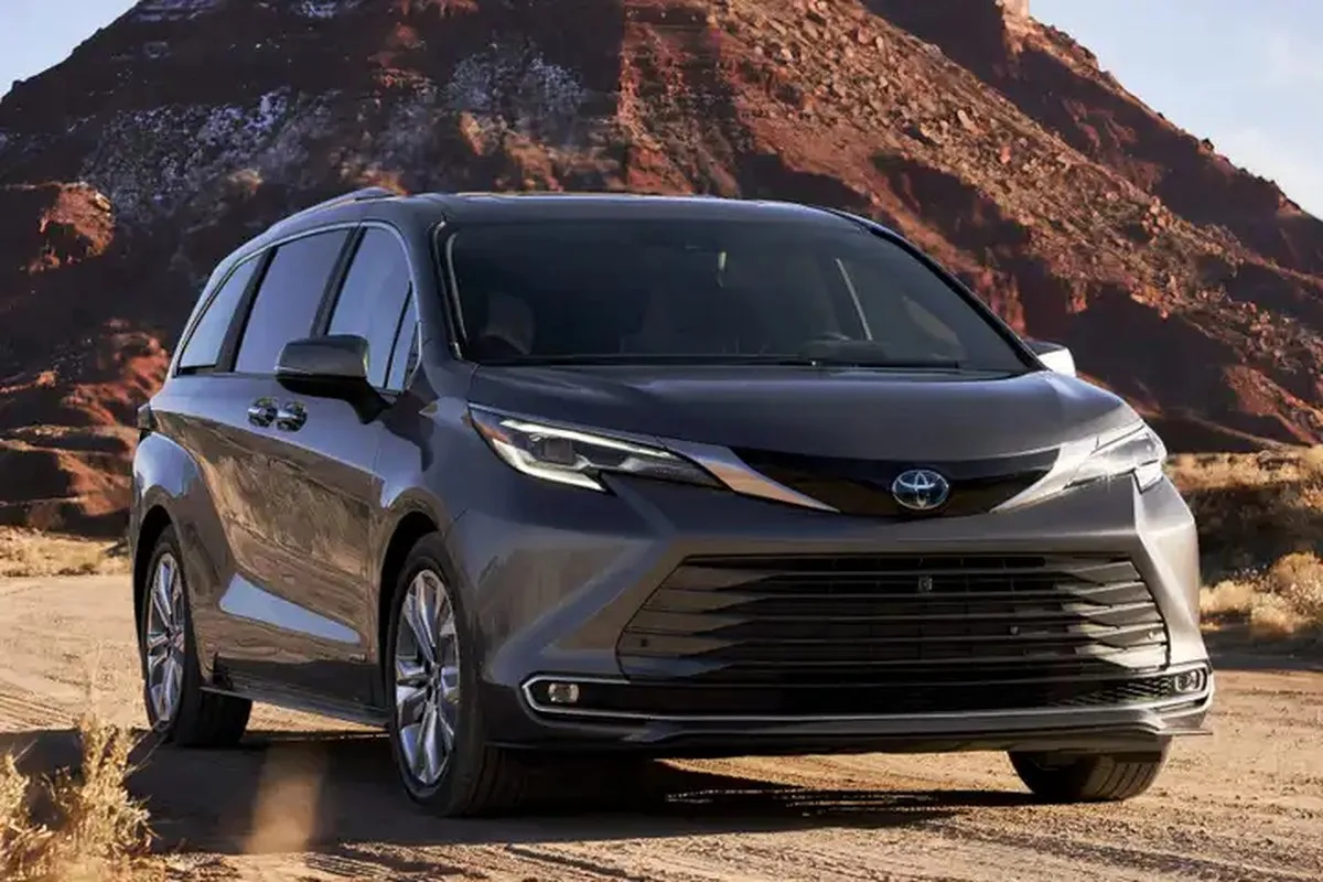 2024 Toyota Sienna front 3/4