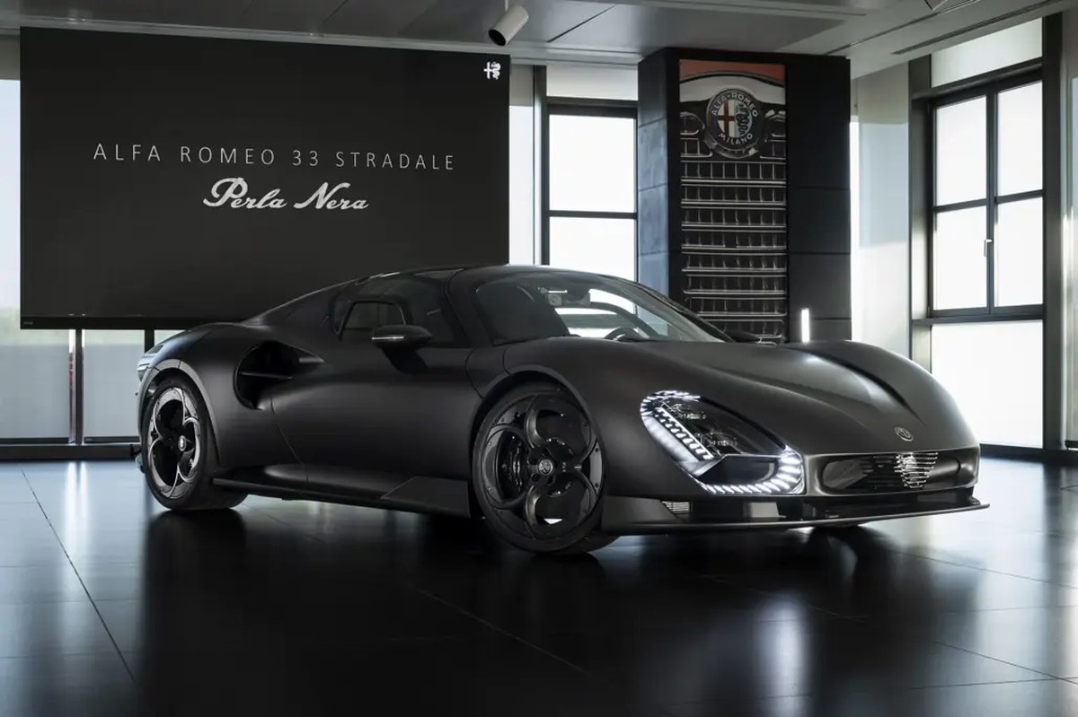 Alfa Romeo'dan tek örnek 33 Stradale Perla Nera: Mat ifşa edilen karbon gövdeyle sahne aldı