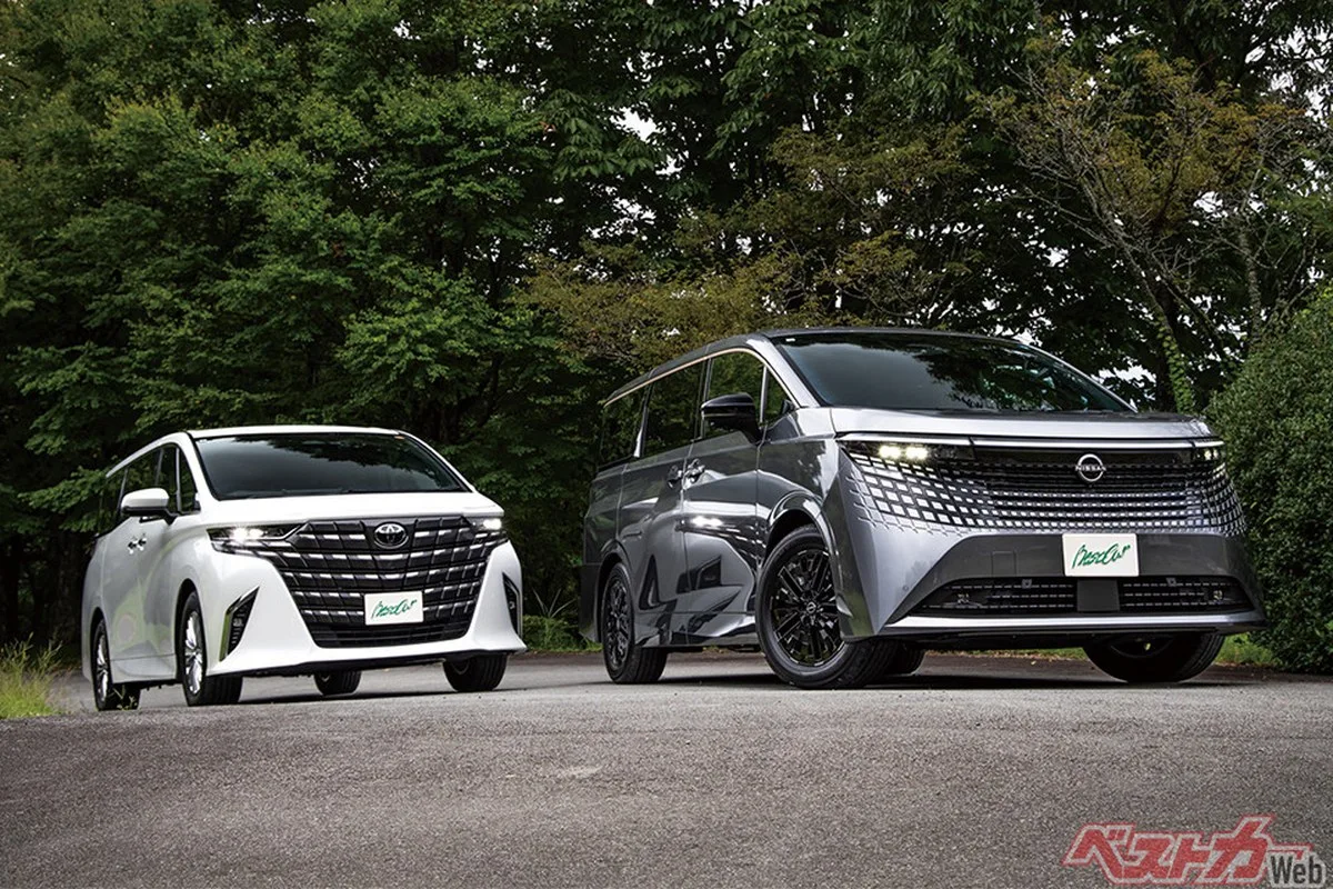 ミニバンの帝王、トヨタ アルファード（左）と、16年ぶりにフルモデルチェンジした日産 エルグランド（右）