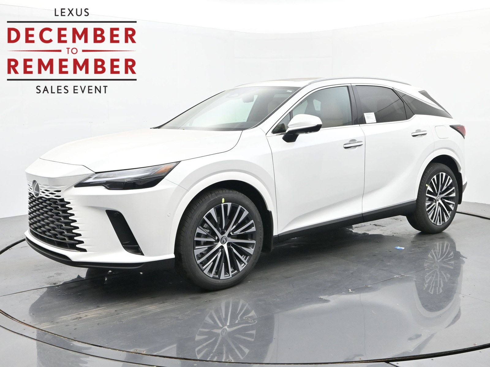 A 15-Year-Old Muscle Box Is Outselling Lexus’ Shiniest New 3-Row SUV