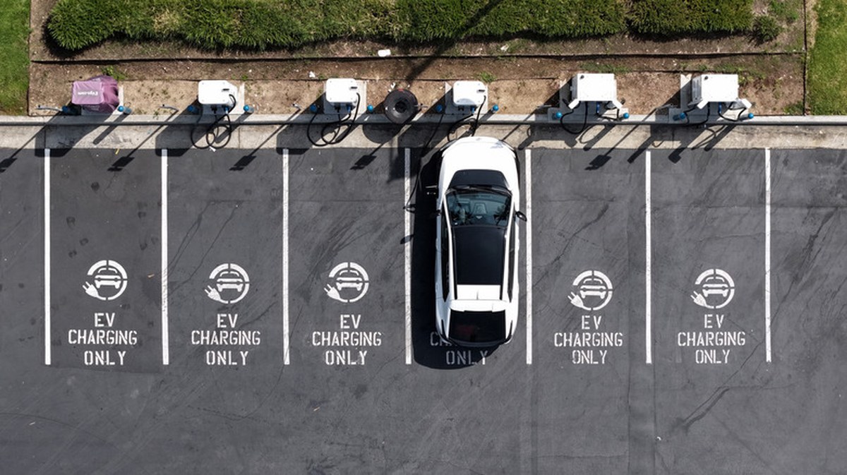 Federal EV Tax Breaks Vanished, But Taxpayer Dollars Still Aid Charging Infrastructure