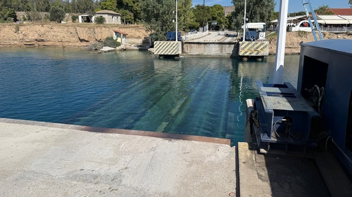 Greece's Corinth Canal Submersible Bridges Are A Uniquely Strange Solution To A Nonexistent Problem