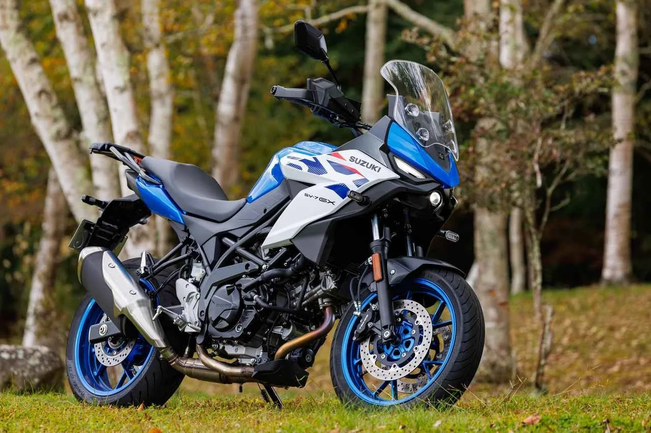 画像: SUZUKI SV-7GX 2026年モデル 総排気量：645cc エンジン形式：水冷4ストDOHC4バルブV型2気筒 シート高：795mm 車両重量：211kg 価格：113万3000円（ホワイト単色）/117万7000円 発売：2026年10月13日
