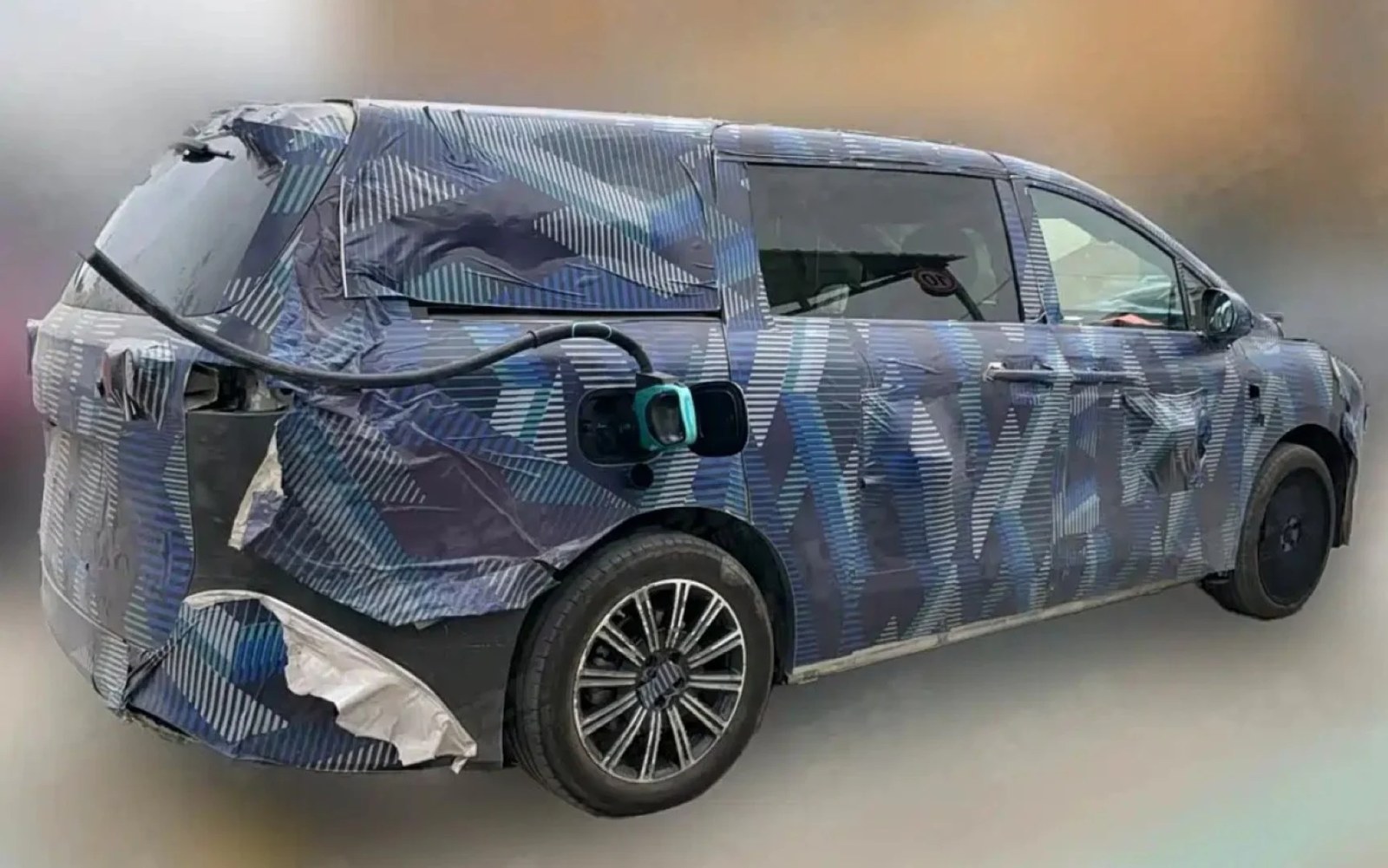 BYD'nin ilk MPV'si kamufle edilerek Çin'de test edilirken çatı LiDAR'ıyla ortaya çıktı