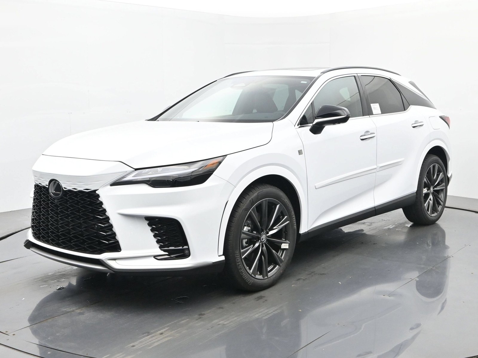 A 15-Year-Old Muscle Box Is Outselling Lexus’ Shiniest New 3-Row SUV