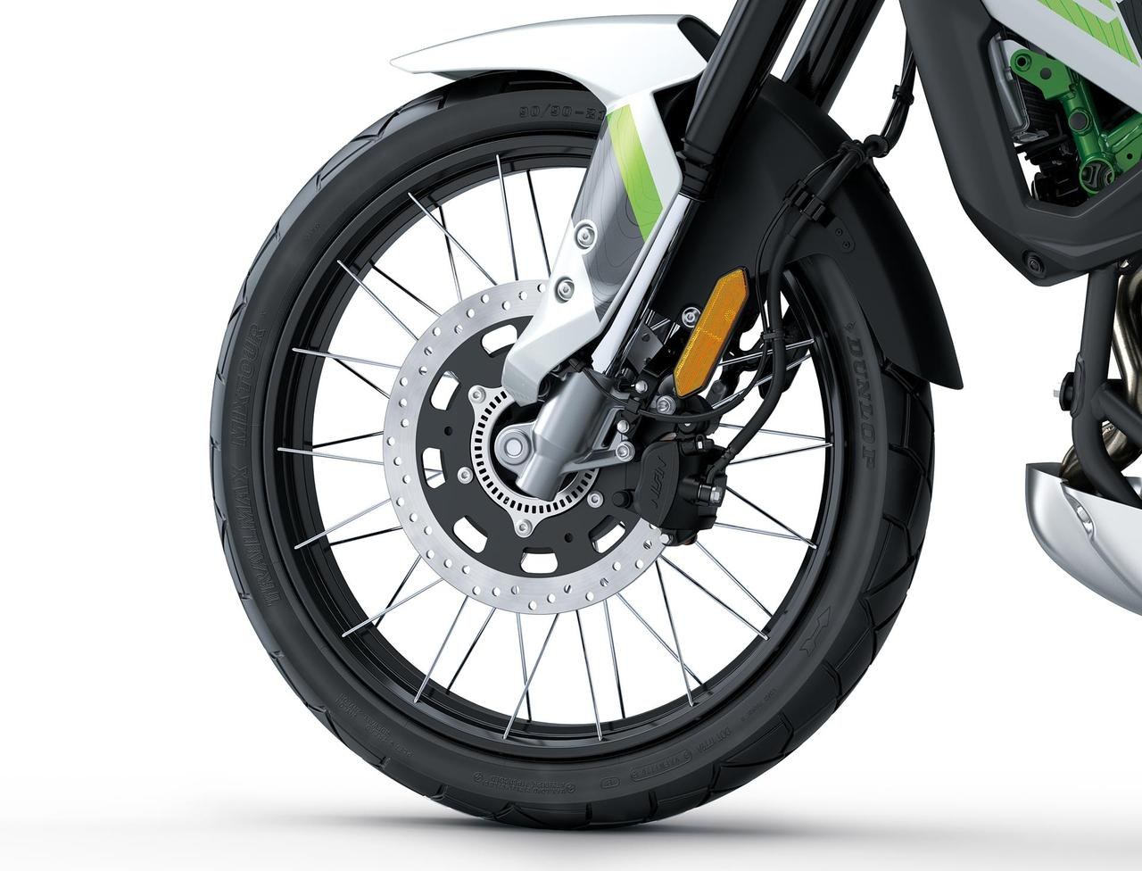 Resim 1: Kawasaki'den otomatik bağlanan kavrama! 'KLE500 SE S Smart Ride' bahar ülkede piyasaya sürülecek. Tubeless uyumlu spoke jantlar da donatılmış