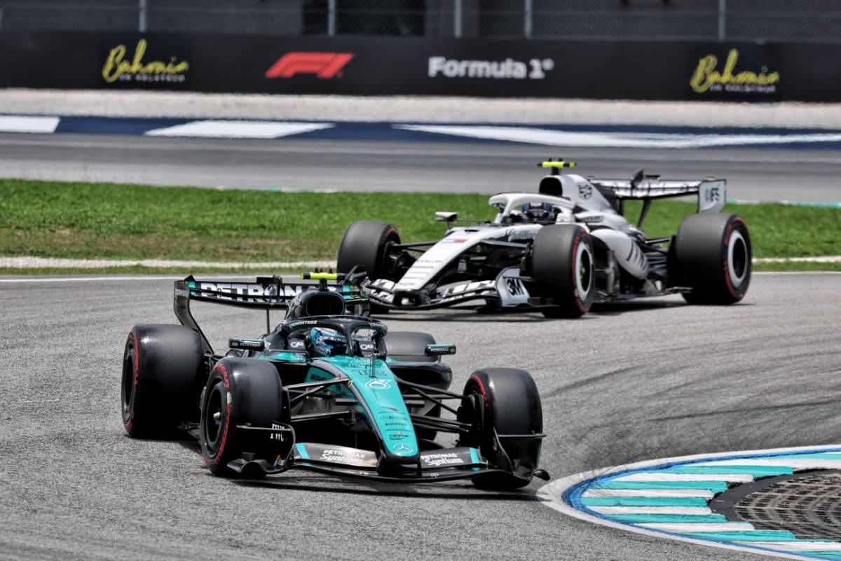 Verstappen ilk kez 2026'da pol pozisyonunu aldı, Malaysia'de zorlu bir turdan sonra zaferini kutladı