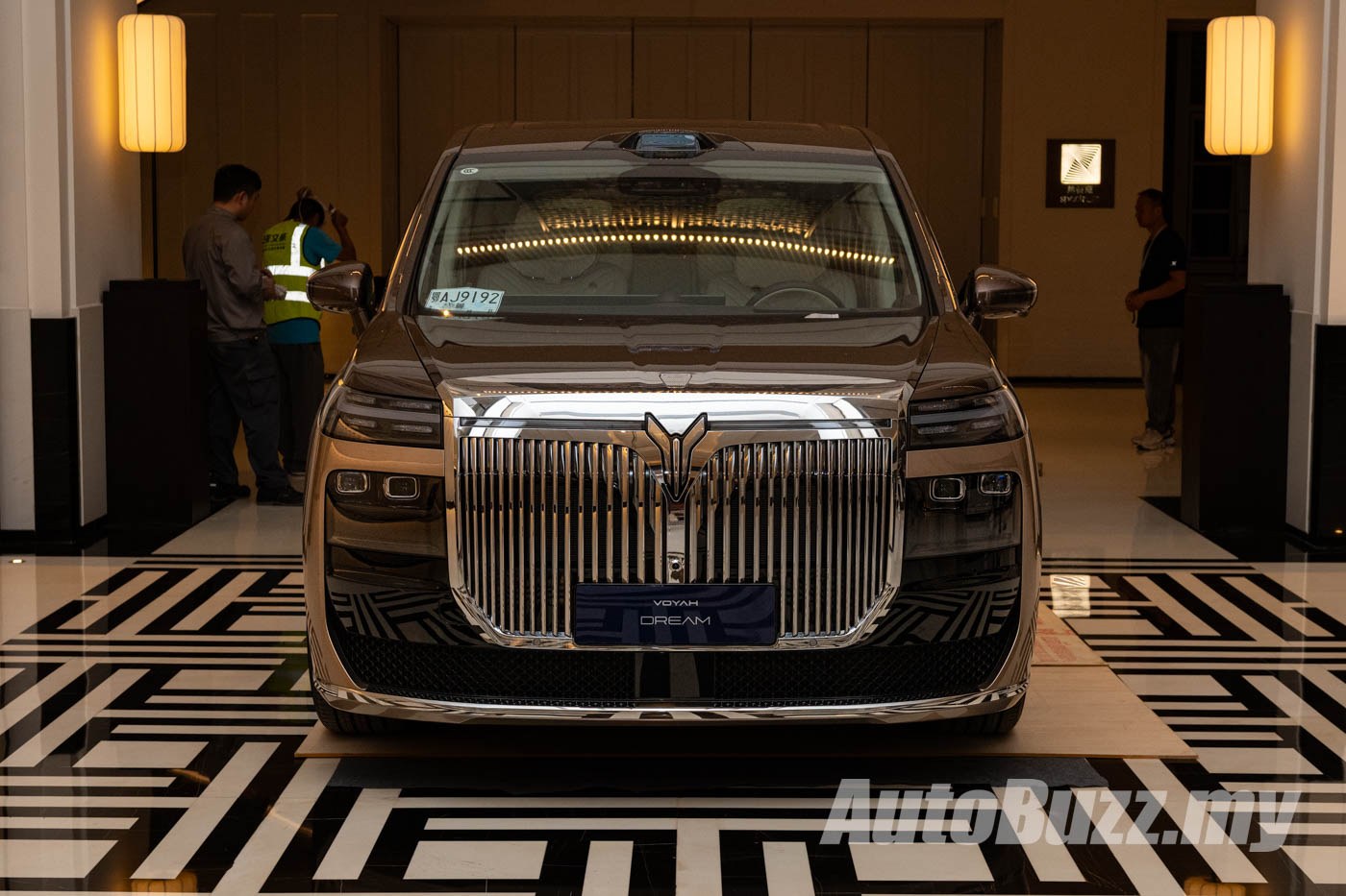 Voyah Dream 9: Maybach lüksünü taşıyan üç odacıklı körüklü süspansiyonlu amiral gemisi MPV tanıttı